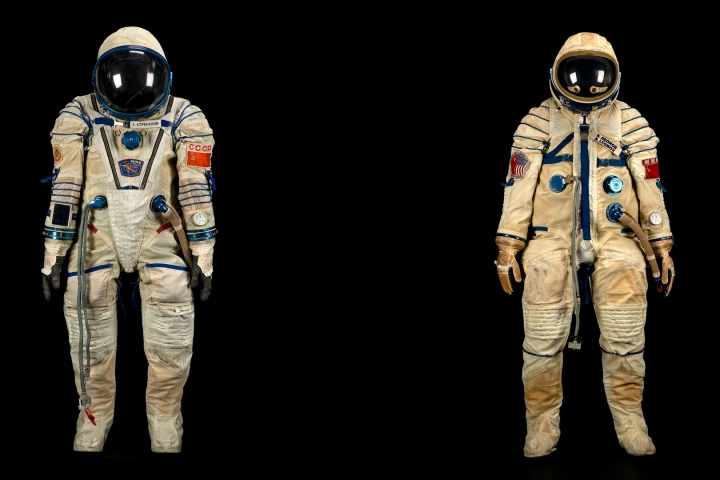 The spacesuits of Gennadi Strekalev (left) and Alexei Leonov (right)