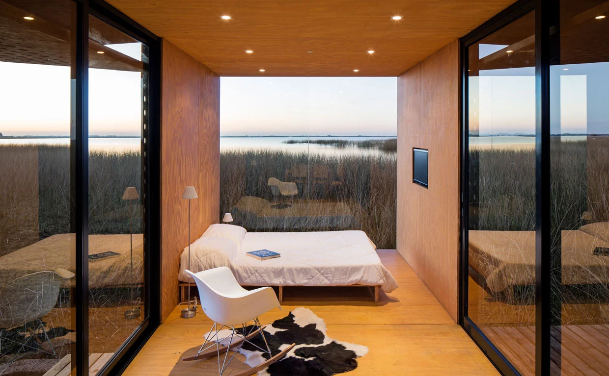 Large glass windows and partly-ventilated facade should be perfectly practicable for warmer areas (Photo: Leonardo Finotti)