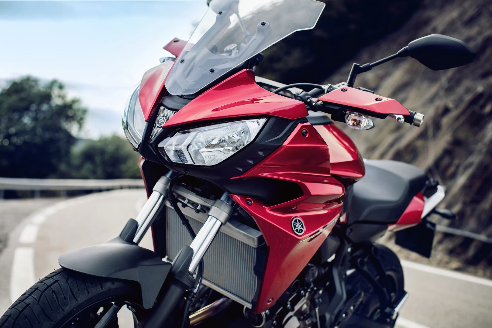 The twin headlights of the Yamaha Tracer 700 mimic the design that was proven very successful in the case of the Tracer 900