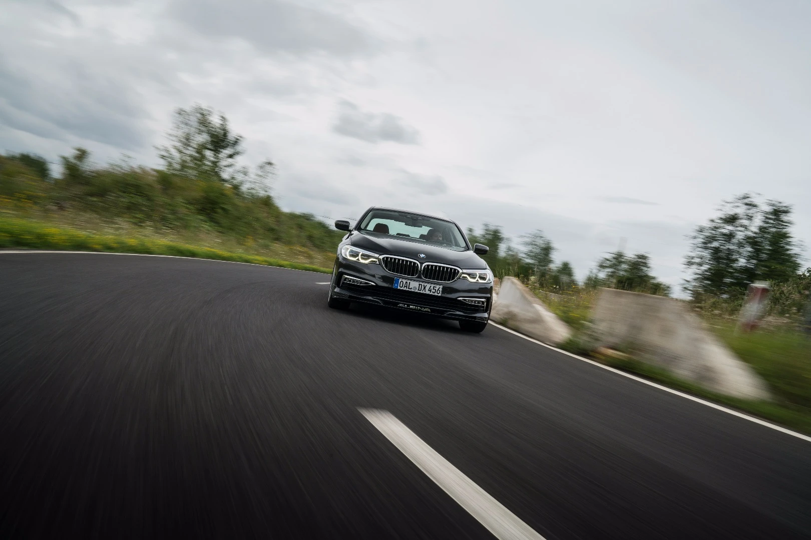 The low, square-edged Alpina splitter on the D5 S is a company staple