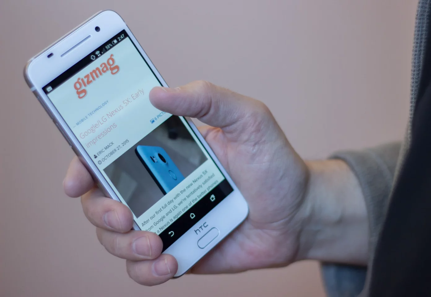 The One A9 feels very light in hand, at 143 g (5.04 oz)