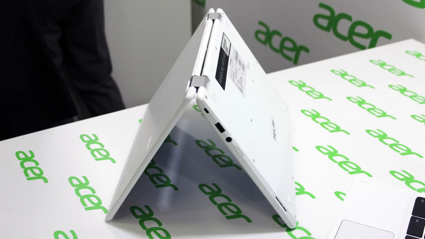 The Chromebook R11 is 19.2 mm (0.75 in) thick and tips the scales at 1.25 kg (2.8 lbs)