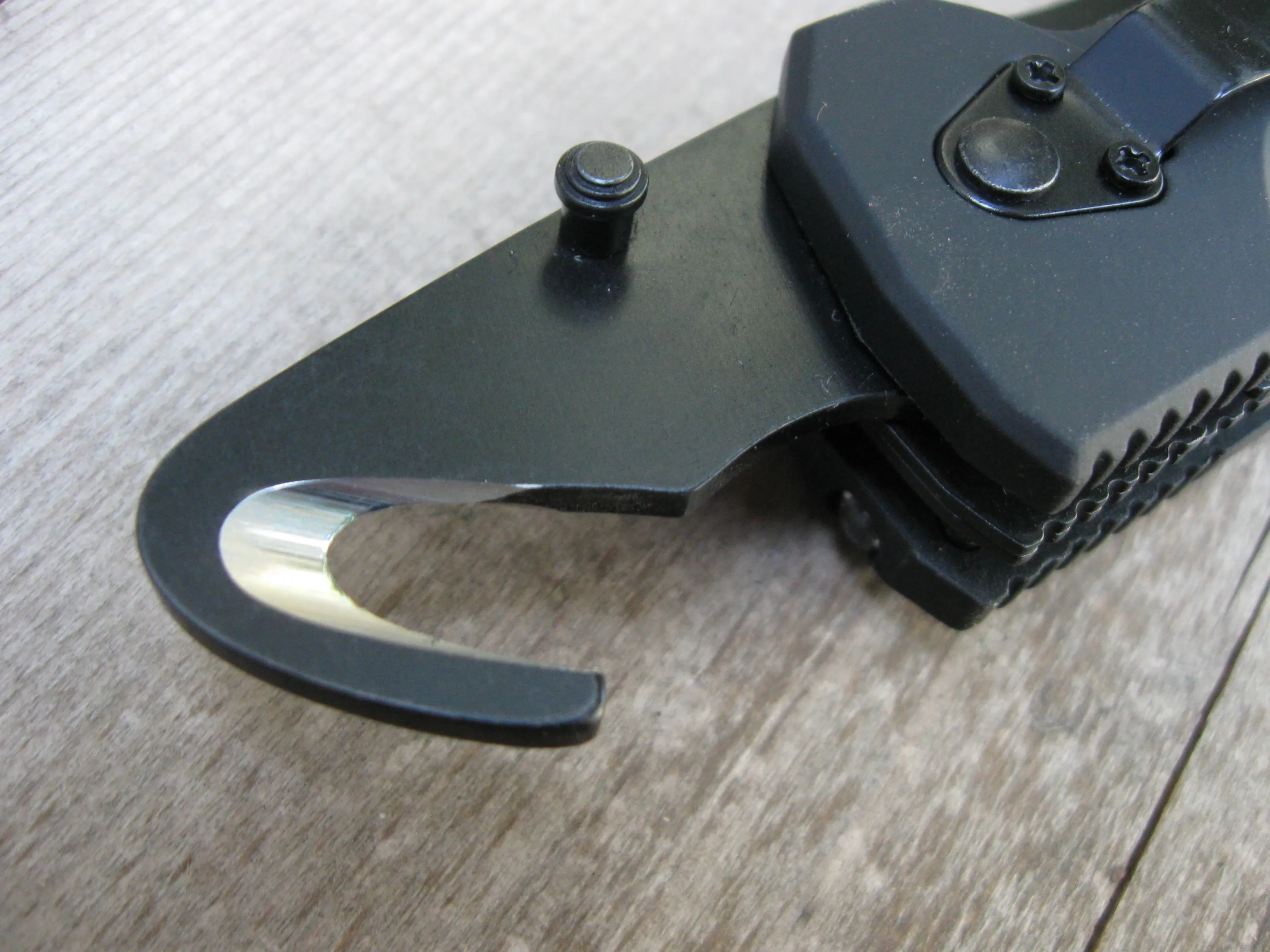 The T3's stainless steel hook blade