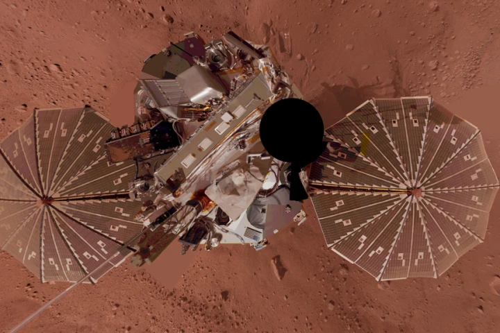 Phoenix Lander self portrait - a vertical projection combining hundreds of exposures taken by the lander's Surface Stereo Imager camera (Image: NASA/JPL-Caltech/University Arizona/Texas A&M University)