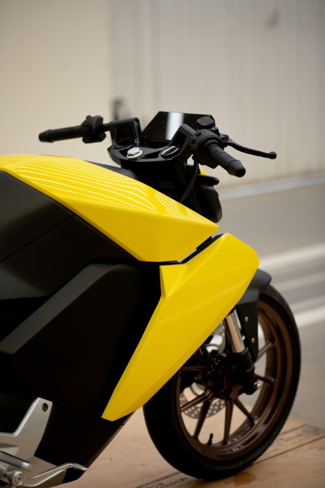 The production-ready Arrowhead sports a clip-on handlebar while the instrument panel is a TFT screen featuring Bluetooth connectivity
