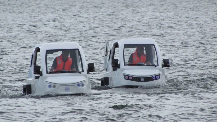 The Salamander's double-layered hull is constructed of high-density polyethylene, and is compartmentalized in order to help the vehicle stay afloat and stabilized if damaged