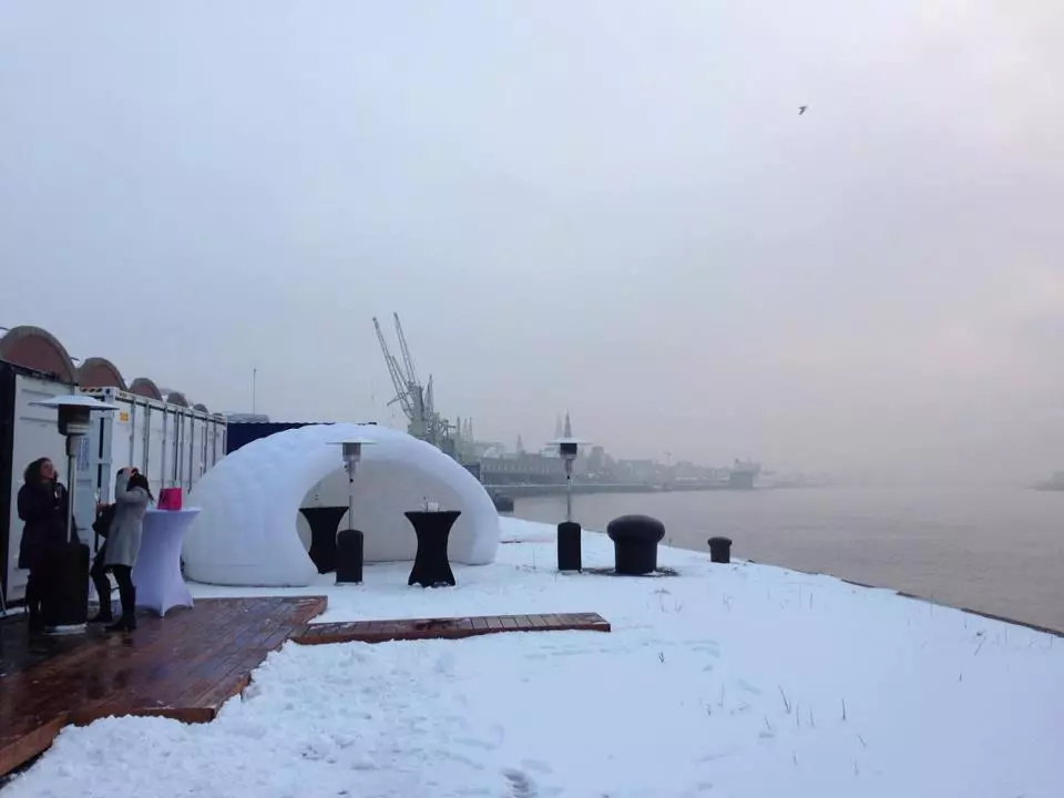 Sleeping Around is currently located at the Rijnkaai port, right on the Scheldt river in Antwerp
