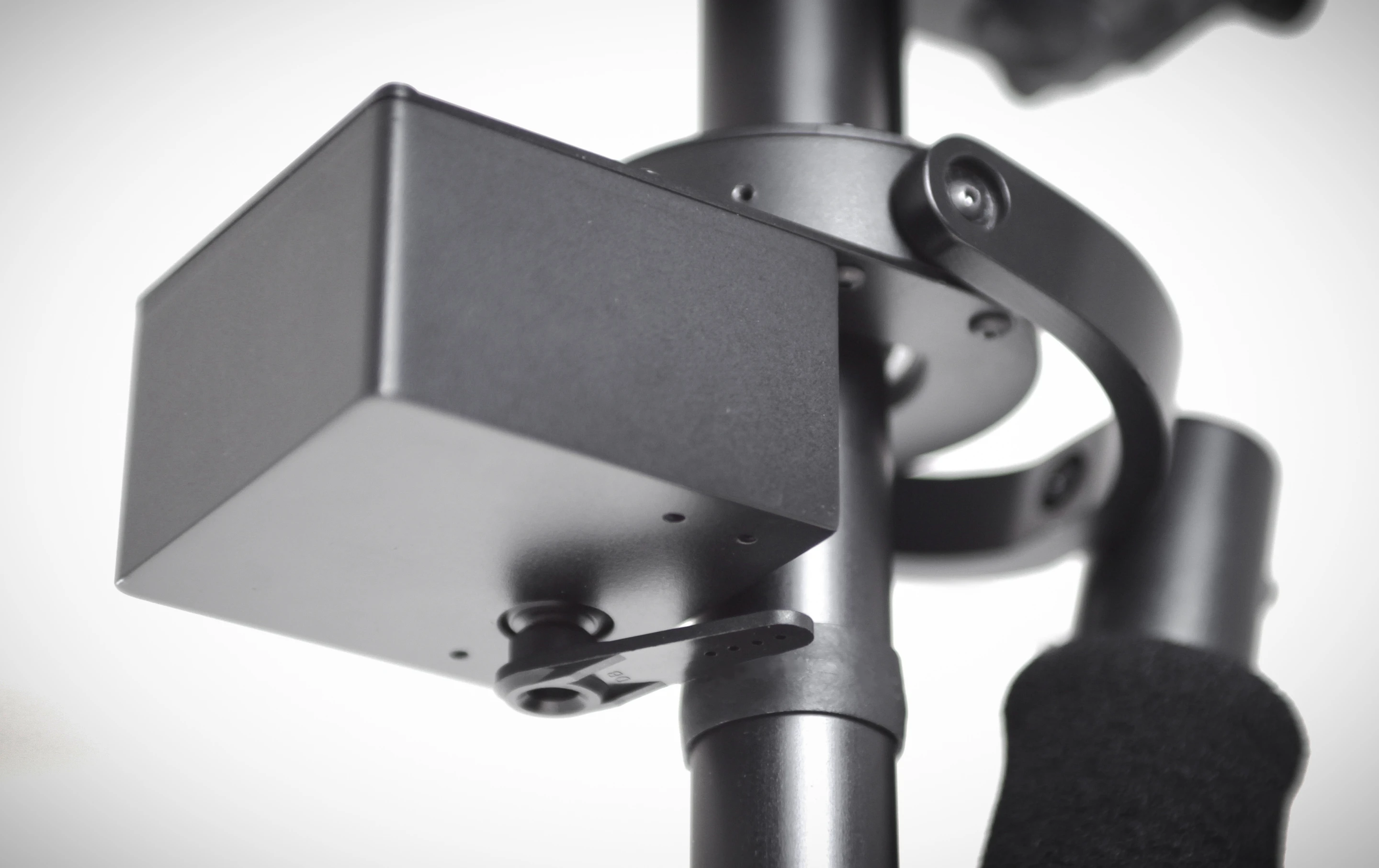 The Supraflux Stabilizer uses a electronic pan axis lock to make shooting direction changes easier