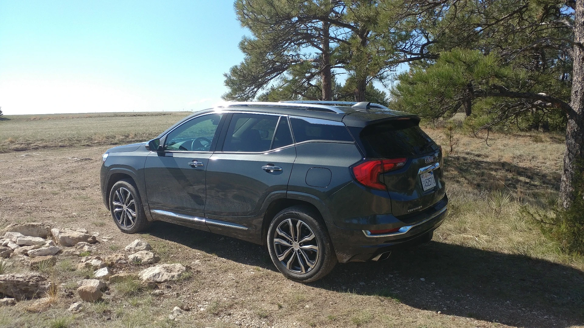 The "floating roof" design, now popular in crossovers, comes to the 2018 Terrain through this rear pillar blackout