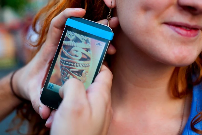 The Macro Cell Lens Band captures detailed macro images