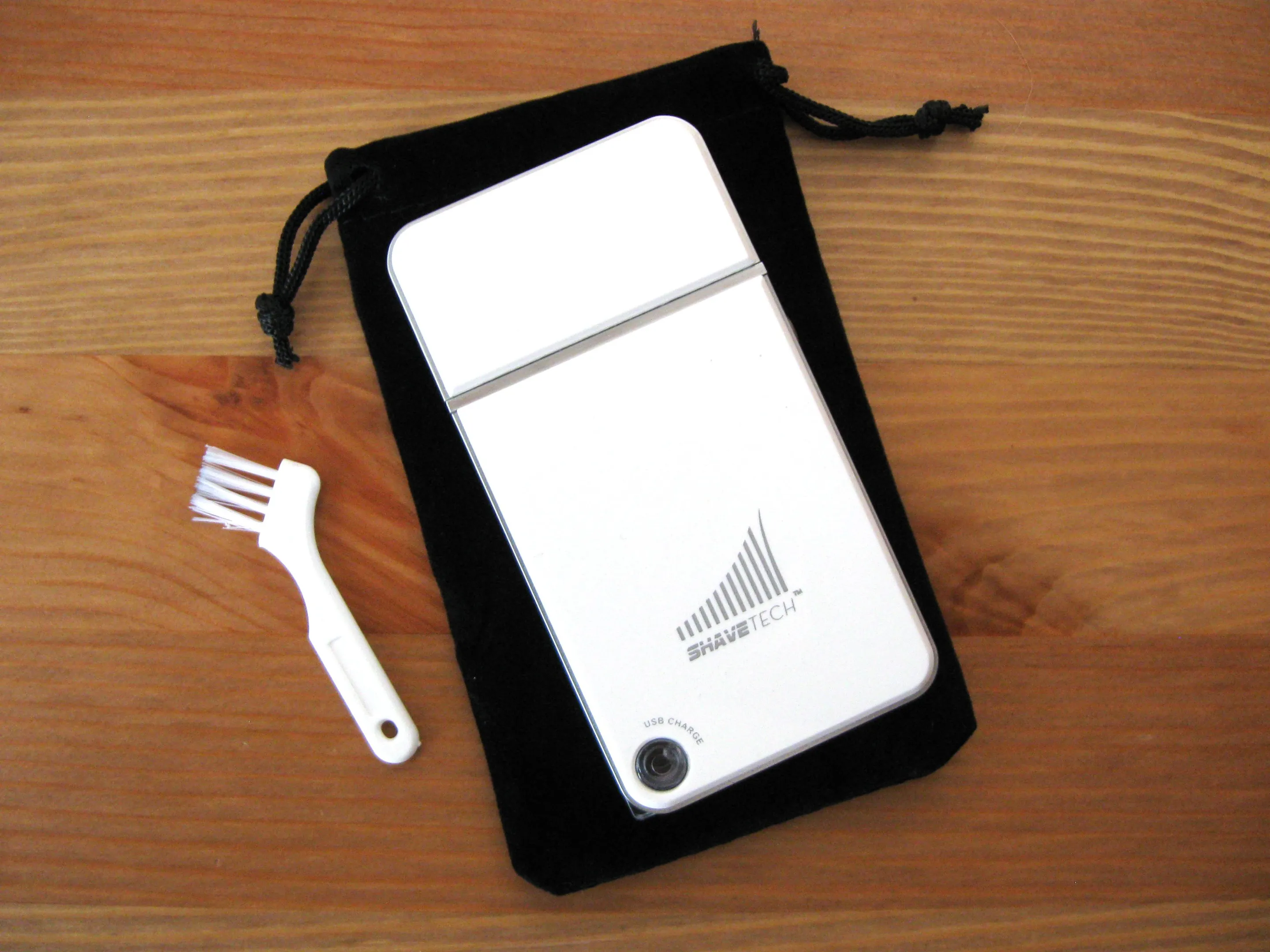 The razor comes with the obligatory carrying pouch, and a cleaning brush