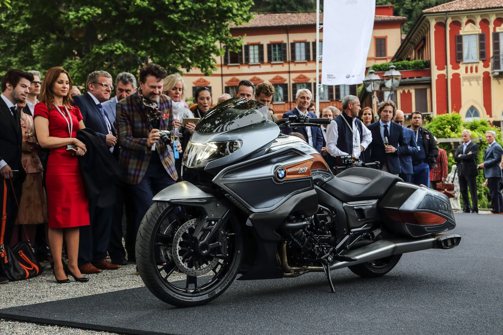 BMW doesn't mess around with its concept bikes. If they make waves, the bikes tend to make it to production. People loved the Concept 90 in 2013, and it quickly became the very popular R NineT production bike. Likewise, the Concept Roadster provided a blueprint for the updated R 1200 R that was released this year. Both these concepts were debuted at the Concorso d'Eleganza Villa d'Este in Como, Italy, and versions of both made it to production quick smart. So this year's effort, the BMW Concept 101