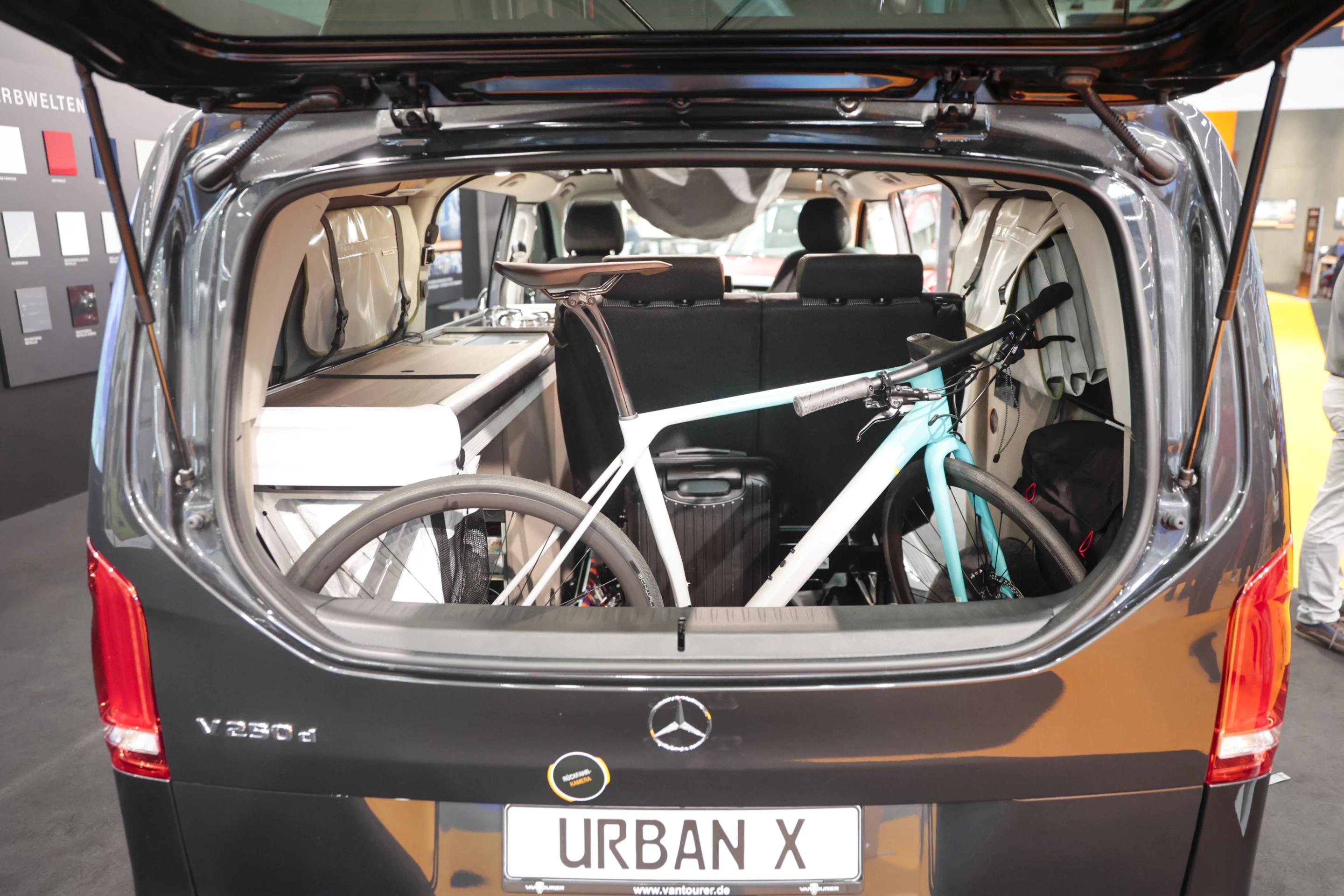 Erstmals in seiner 61jährigen Messegeschichte knackt der CARAVAN SALON DÜSSELDORF die 700er-Marke: 736 Aussteller aus 34 Ländern werden vom 27. August bis 4. September 2022 (26. August Preview Day) die internationale Branche nahezu vollständig mit vielen Highlights abbilden. Damit ist die Düsseldorfer Messe die weltweit größte Veranstaltung für die mobile Freizeit. In 16 Messehallen, auch das ist ein Rekord, werden Freizeit-Fahrzeuge und Ausrüstung für jeden Geschmack und jedes Budget präsentiert. Neben Reisemobilen, Caravans und Campervans gehören Fahrzeugtechnik, Komponenten und Ausbauteile, Zelte, Mobilheime, Caravaning- und Campingzubehör & Equipment, Outdoorbekleidung und -ausrüstung, Tourismus-Destinationen sowie Naturregionen, Camping- und Stellplatzangebote zum Angebot.