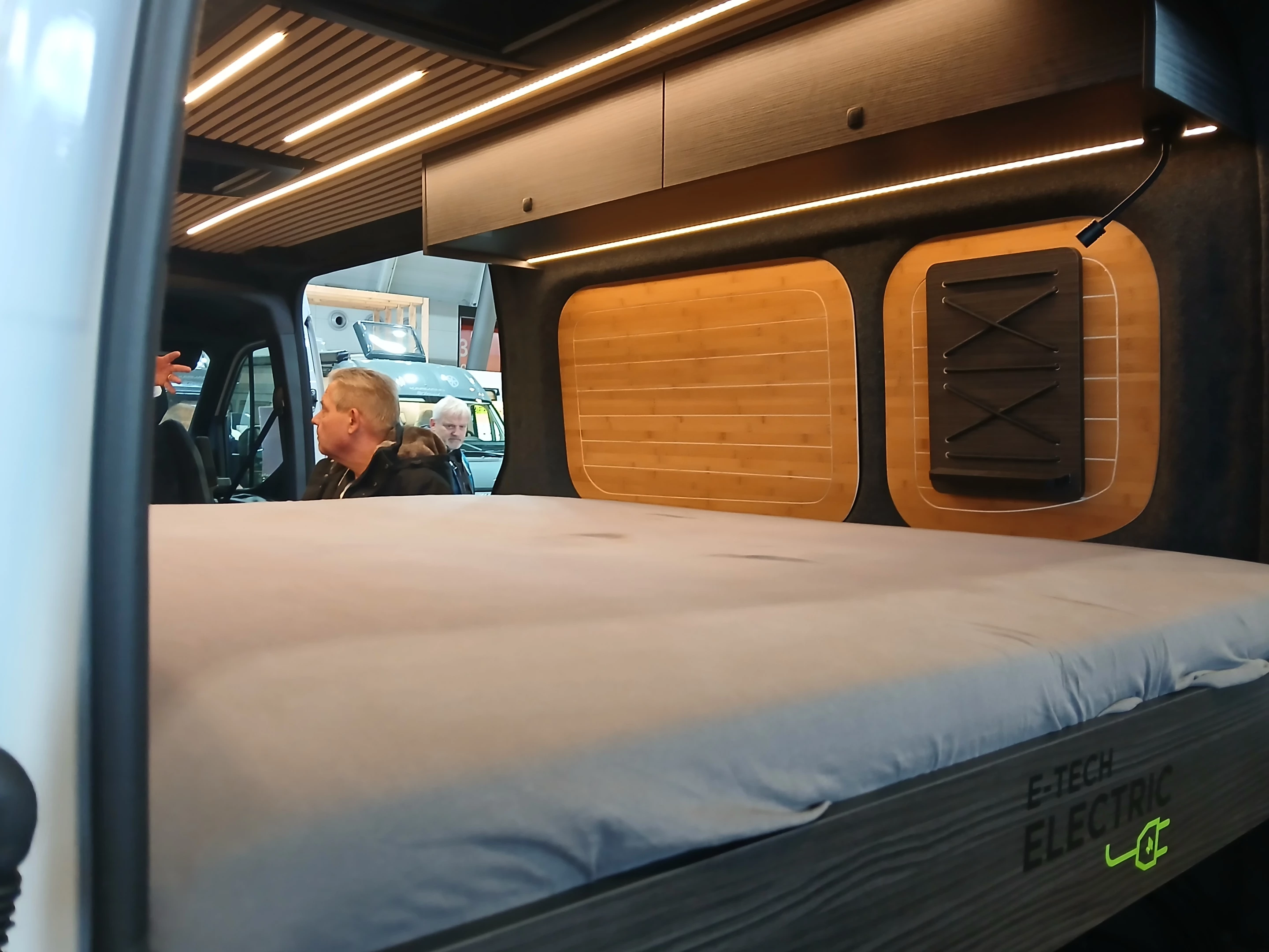 Eiffeland Nissan electric explorer