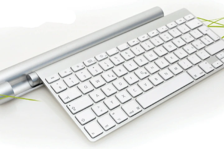 Mobee's Magic Bar wireless charger for Apple's Bluetooth Keyboard and Magic Trackpad