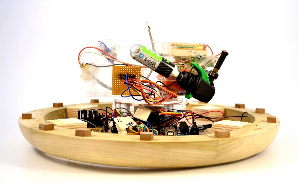 Switch Candle is powered by an Arduino board located inside the wood and metal shell