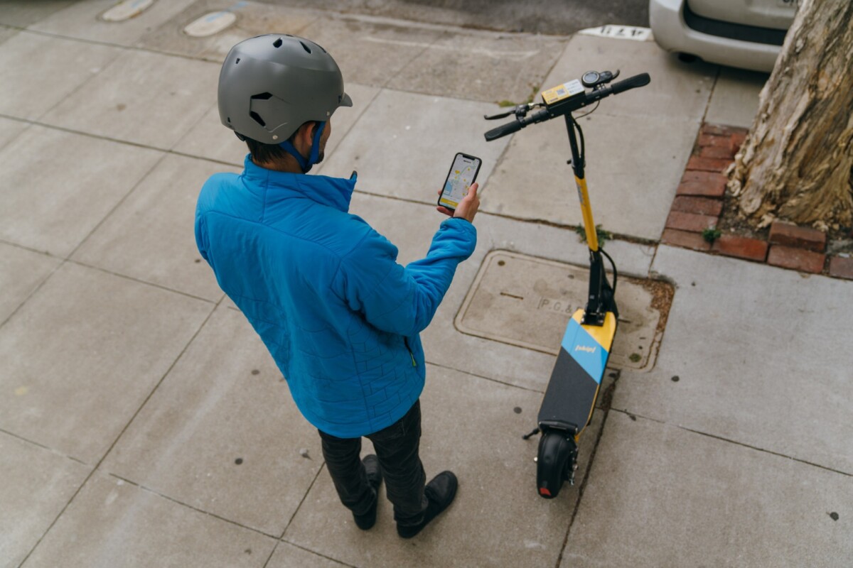 Skip’s scooters will be dockless, powering around the city at up to 18 mph (29 km/h) on a 36 V 350 W hub motor