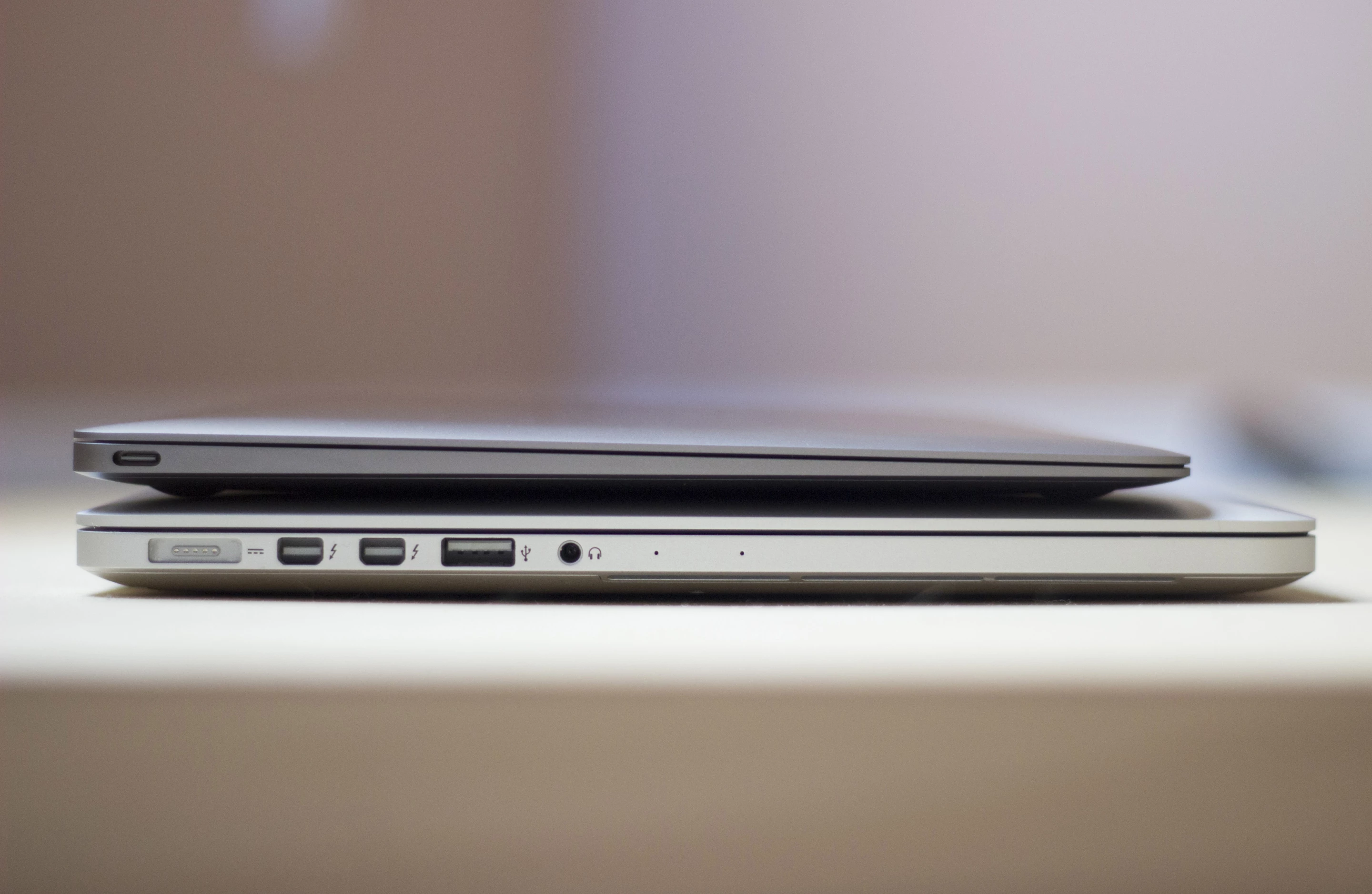 New MacBook on top of the Pro (Photo: Will Shanklin/Gizmag.com)