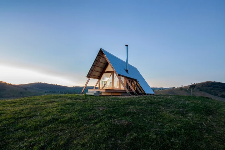 JR's Hut at the Kimo Estate is located around 12 km (7.5 mi) outside the town of Gundagai in rural Australia