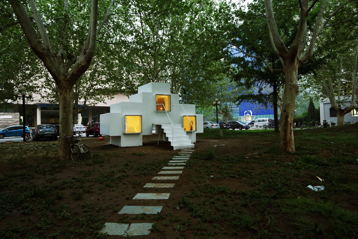The home features a central multi-functional living space positioned between two lower modular rooms
