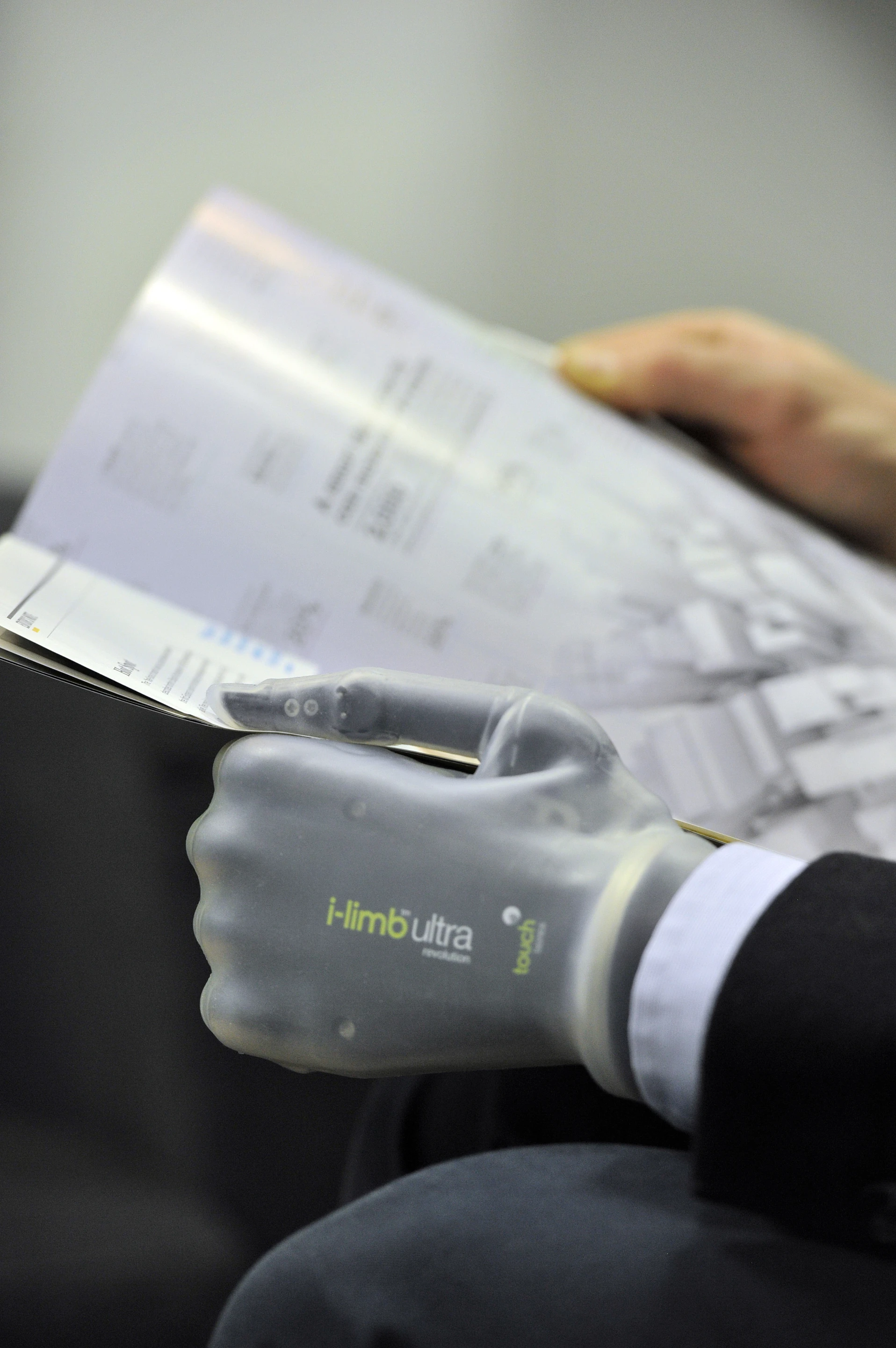 The i-limb ultra revolution uses Bluetooth technology