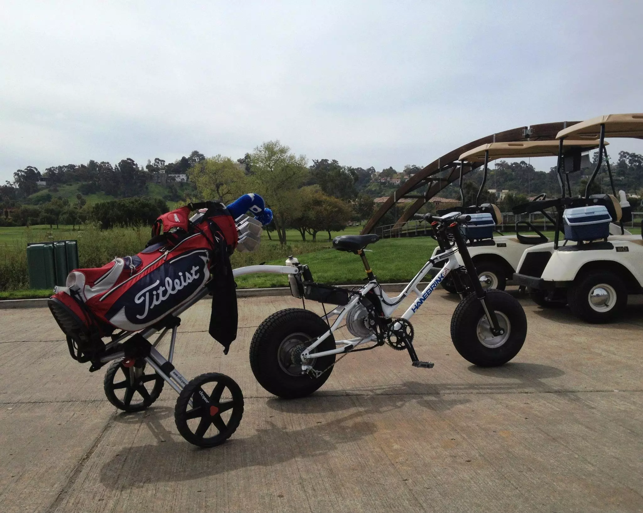 With the caddy in tow, the Links BRINK model stands upright while the golfer takes a swing