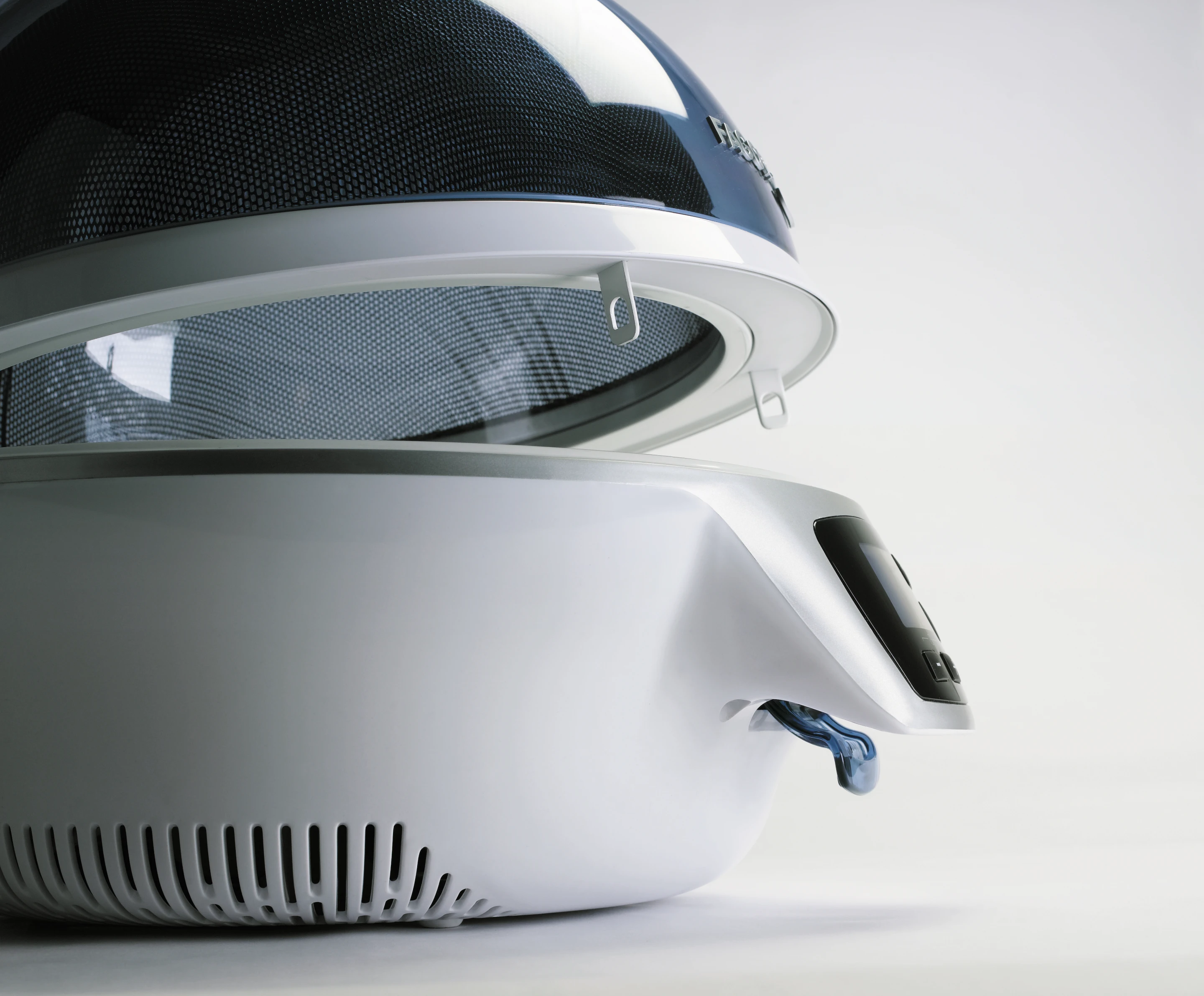 Spoutnik features a lever that ensures the smooth lifting of the dome, which opens up to a 65-degree angle