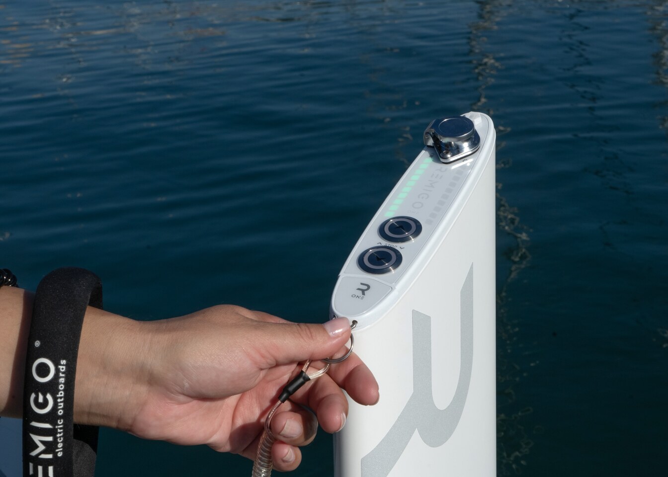In place of the twist throttles used on some similar outboards, Remigo uses a fast, simple push-button system