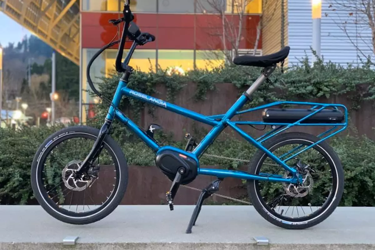 The Roslandia features a crank-forward frame design for riding comfort