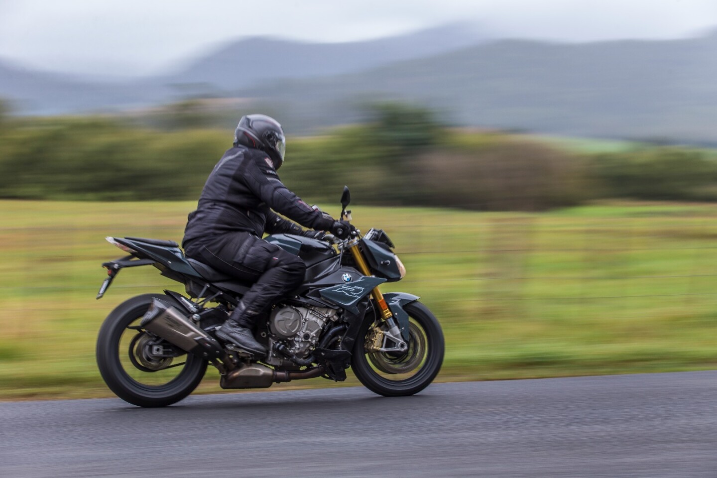 2017 BMW S1000R: relaxed but aggressive riding position