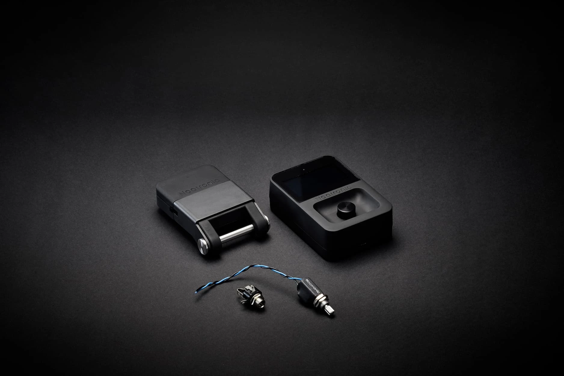 The system is made up of a push-push control potentiometer, a stereo output jack, a transmitter unit and a receiver box