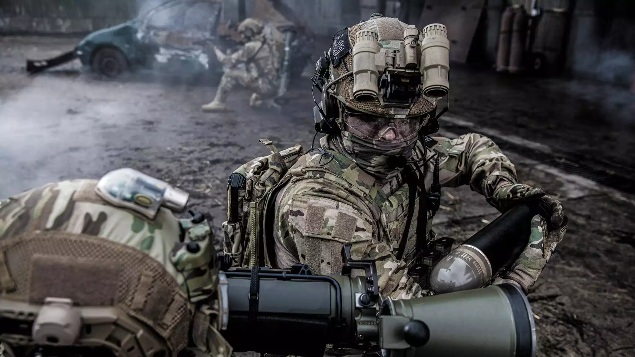 Loading the Carl-Gustaf rifle