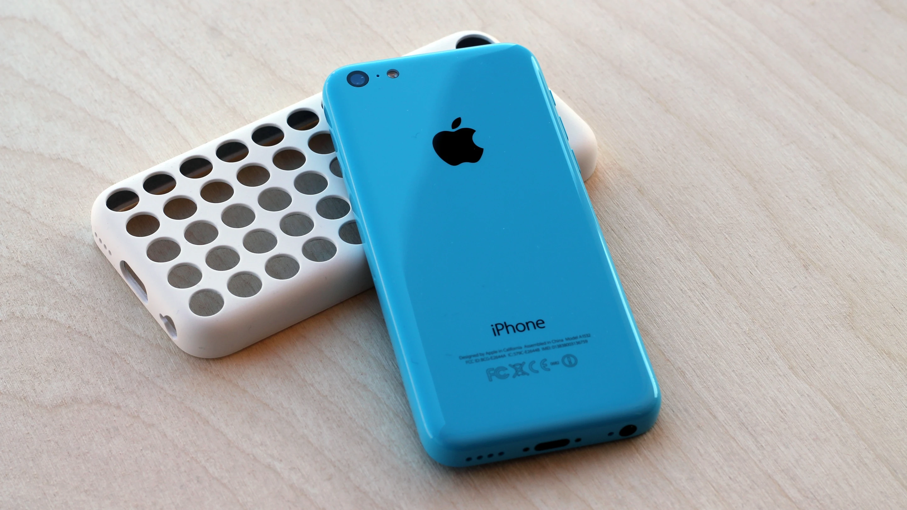Gizmag reviews Apple's first colorful handset, the iPhone 5c