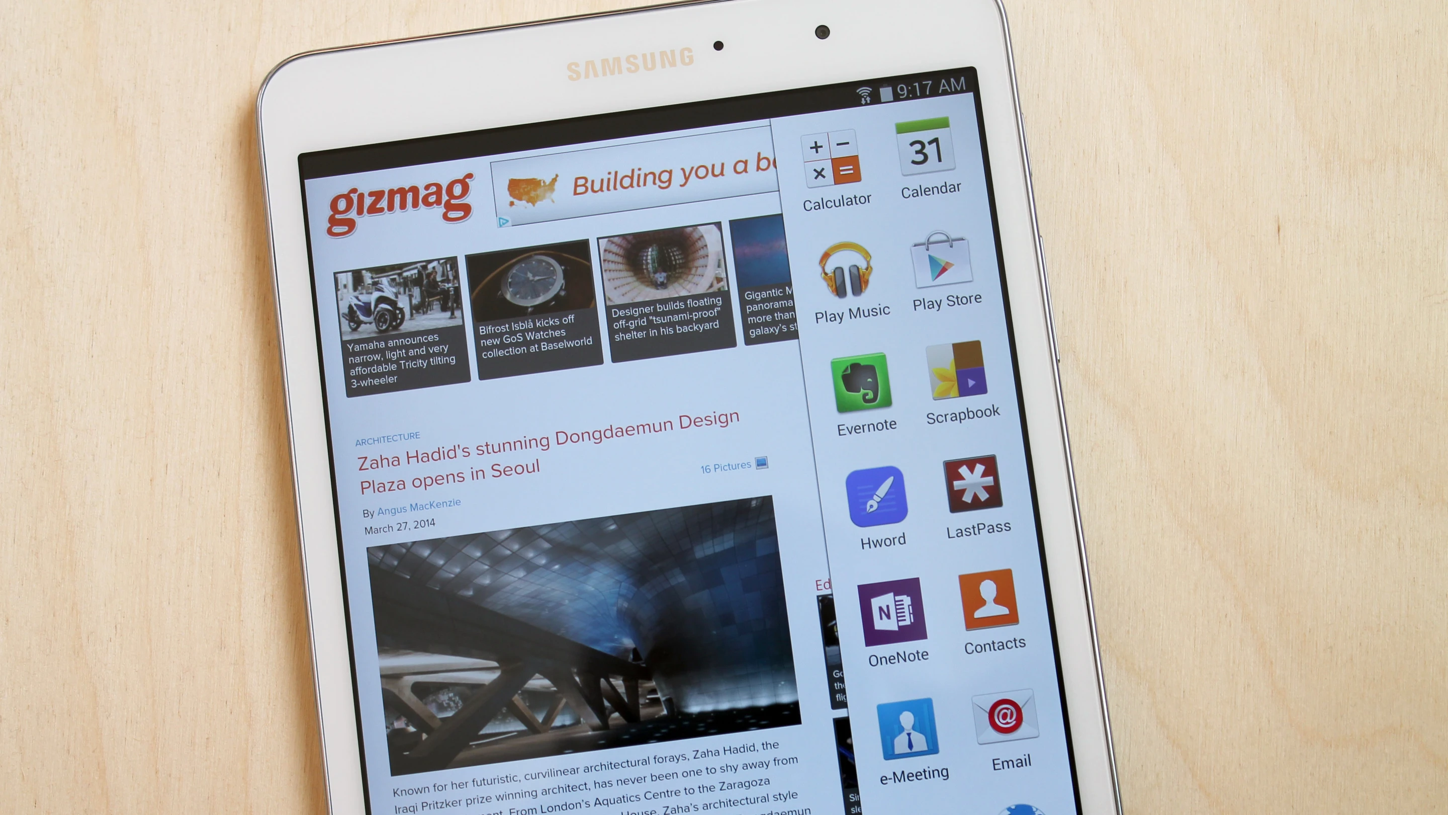 A quick swipe from the right side of the screen brings up Samsung's Multi Window launch bar