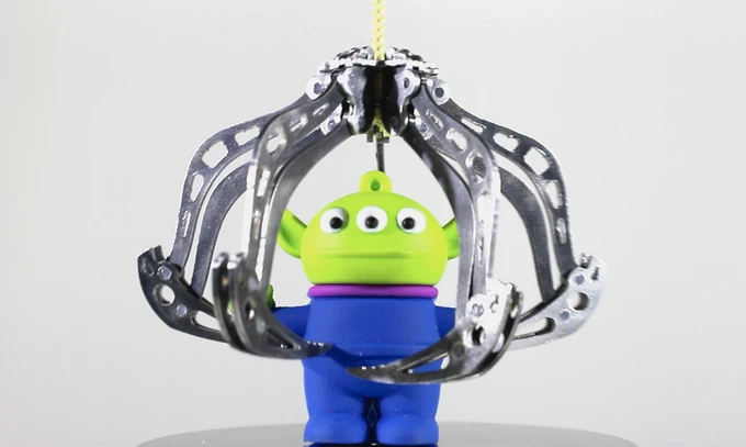Ben Kardoosh plans on offering three versions of the Mantis: a sub-20-gram standard model made of aluminum alloy with polymer joints, a 70-gram heavy-duty version made of stainless steel with brass joints, and a deluxe sterling silver-plated edition