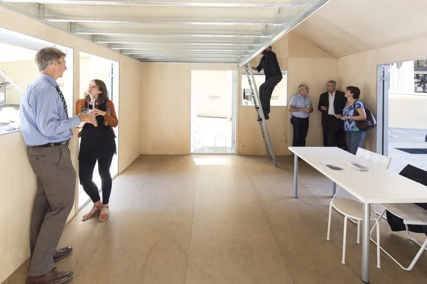 Shelter perates off-grid and sports a 1.5 kW roof-mounted photovoltaic solar array, in addition to a solar hot water system and a rainwater water collection tank
