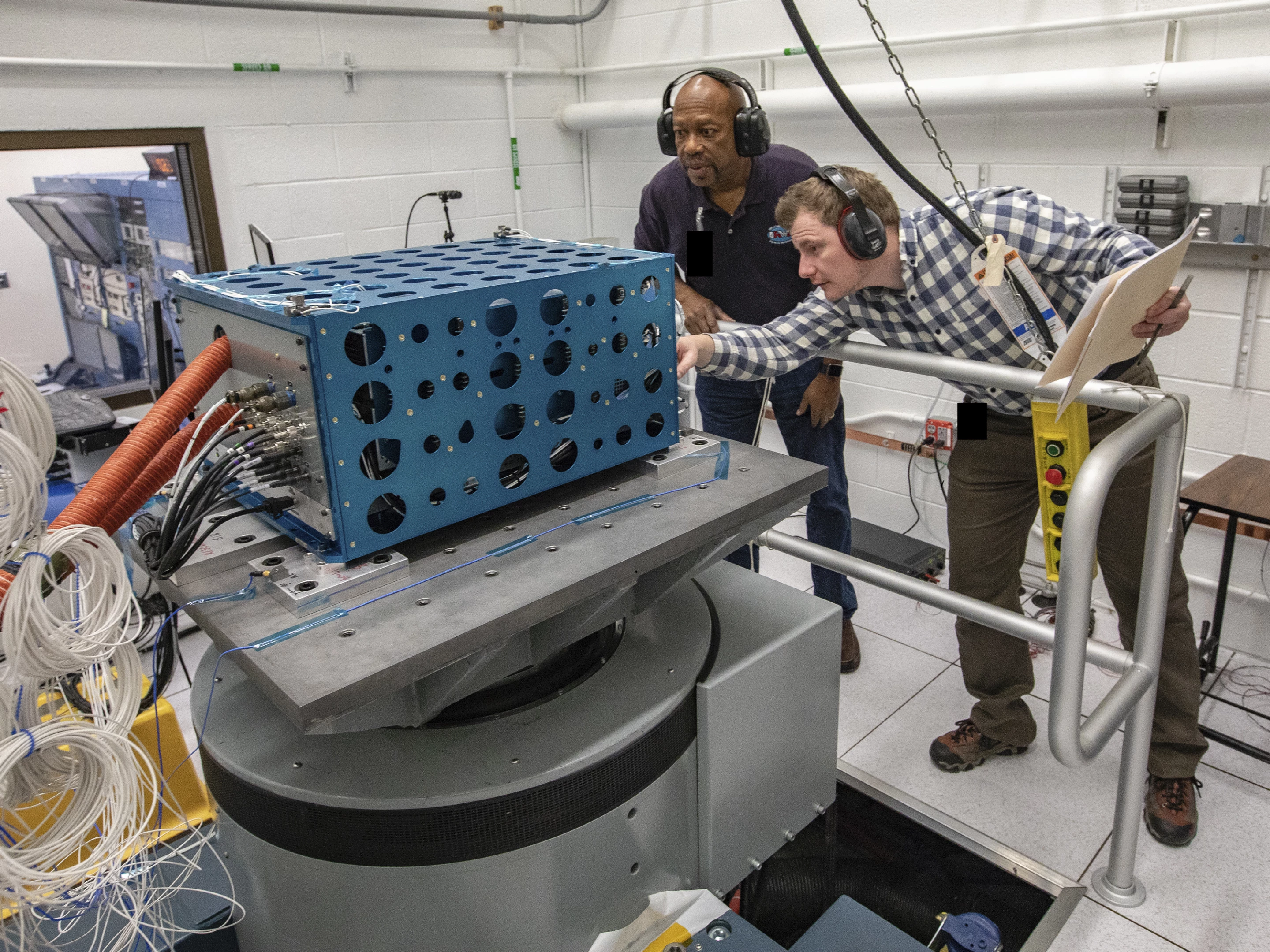 Low Boom display hardware being prepared for vibration test