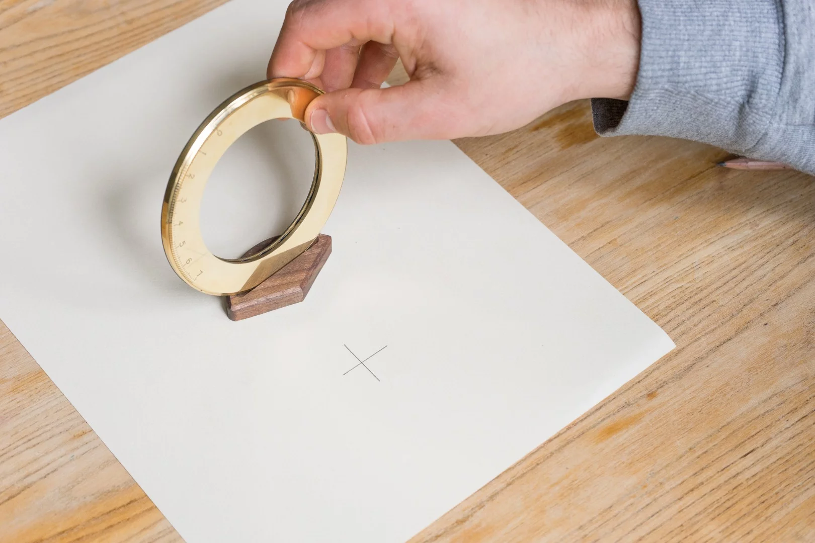 Not only is it an effective stand, but the wooden base of the Iris also doubles as a tool for locating the center of your circle