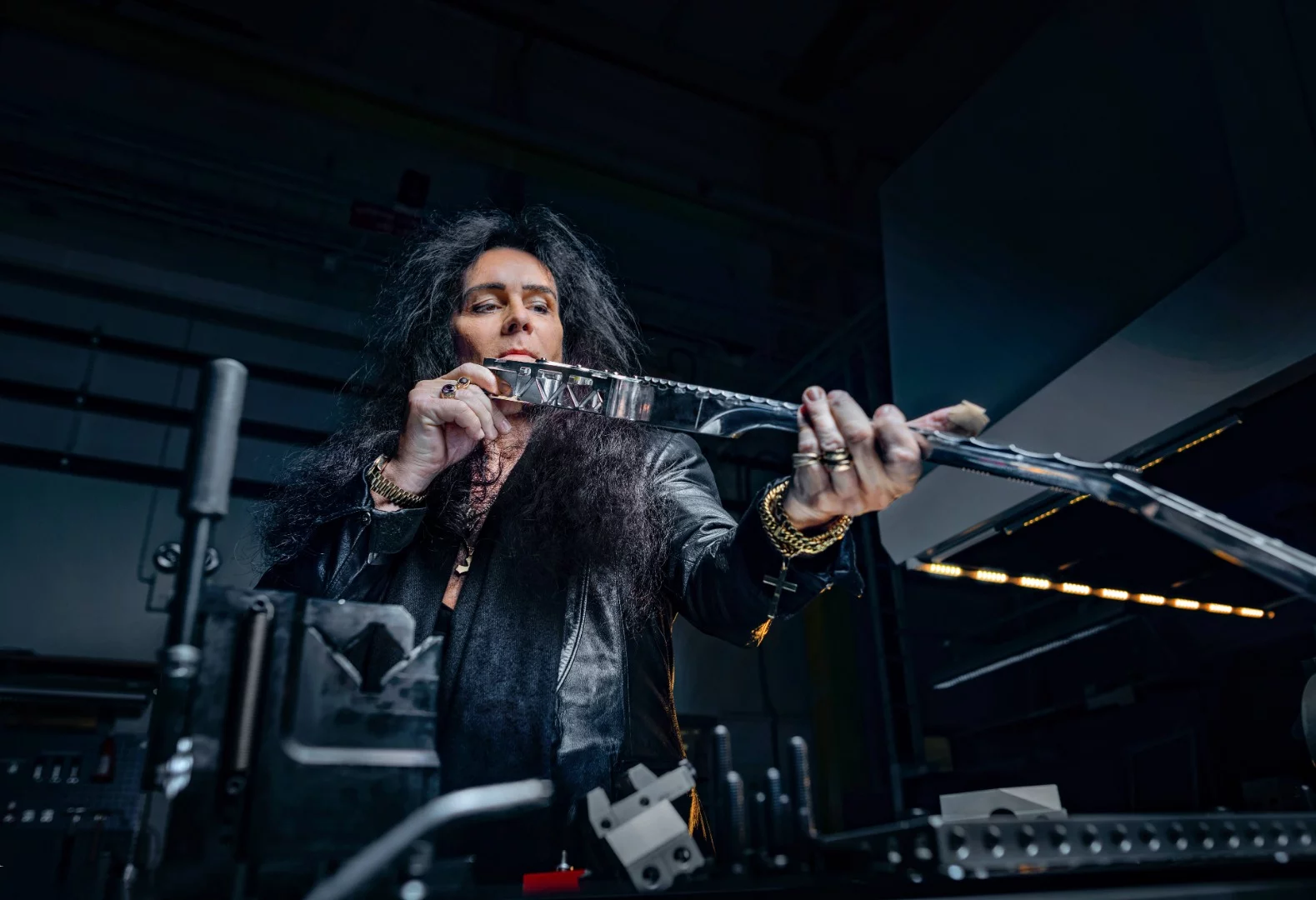 Guitar virtuoso Yngwie Malmsteen examines the steel neck of the Smash-Proof Guitar