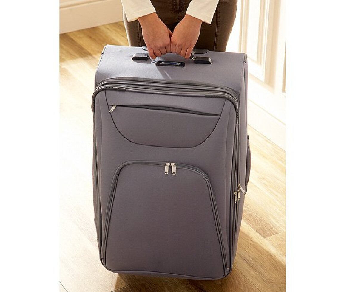 Selfweighing suitcase knows exactly how heavy it is
