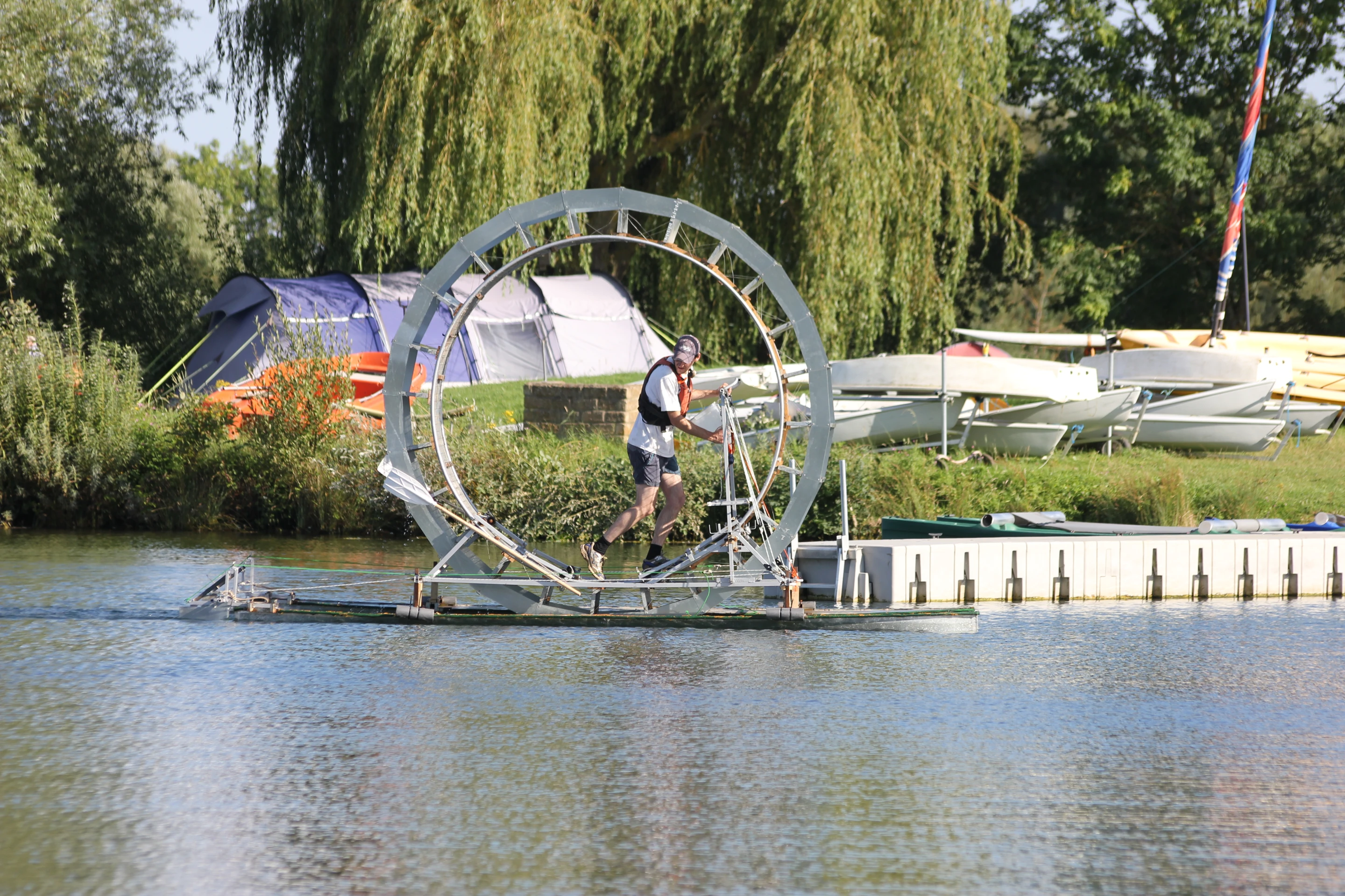 Tredalo is capable of supporting a maximum boarding mass of 200 kg (440 lbs)