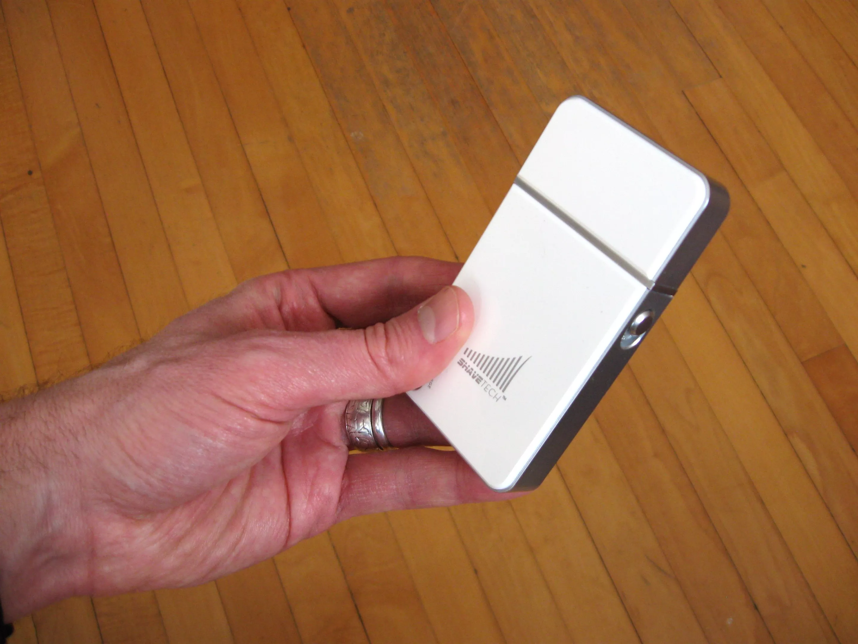 Gizmag reviews the smartphone-sized, USB-powered ShaveTech electric travel razor