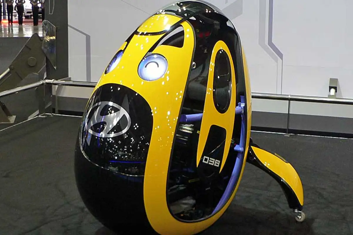 The egg-shaped "E4U" personal mobility vehicle concept (Photo: Nikkei Tech-On)