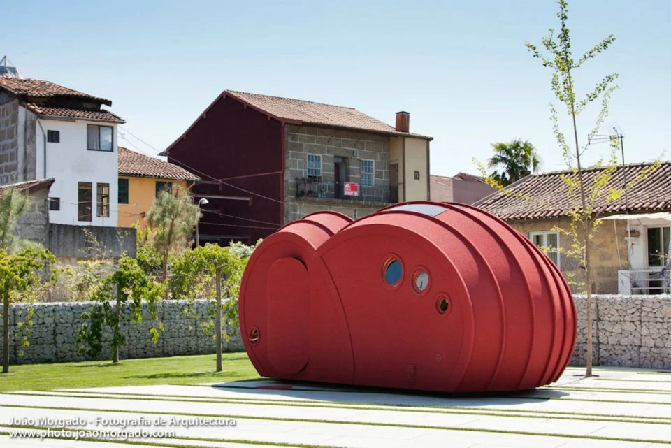 Portuguese designer Gabriela Gomes has created a portable shelter prototype that somewhat resembles a giant red cloud sculpture (Photo: Joao Morgado)