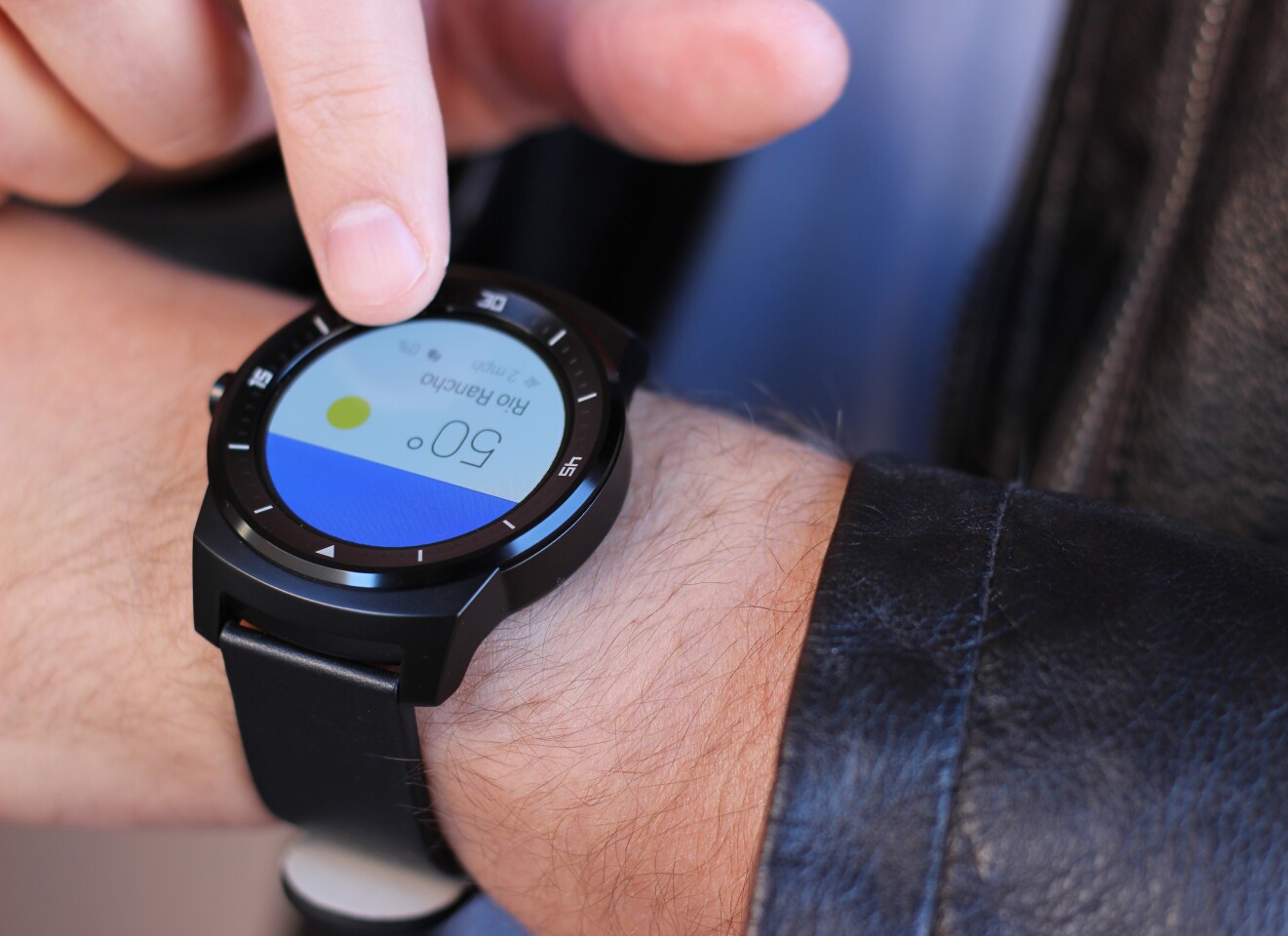 Checking the weather on the G Watch R (Photo: Will Shanklin/Gizmag.com)