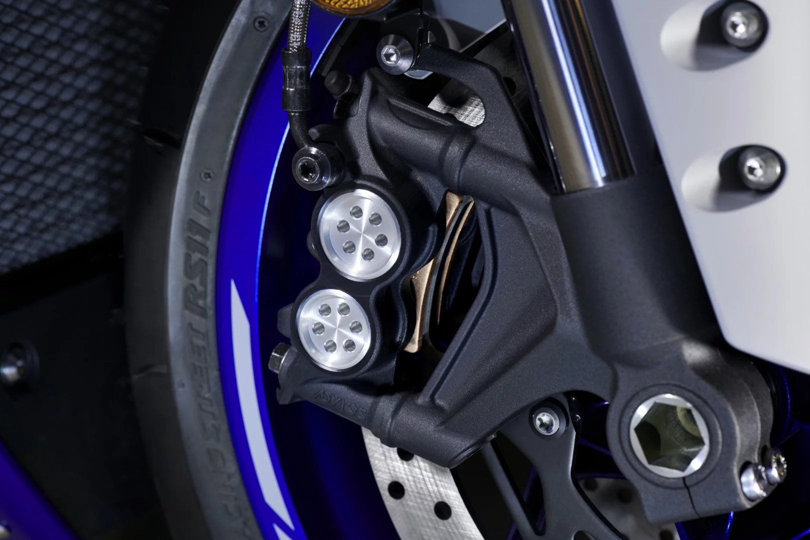 The R1's monobloc brake calipers