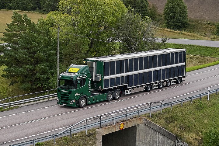 Designed to reduce the amount of fuel used by haulage companies, the 560-hp plug-in hybrid truck has an 18-m trailer with 100 sq m of 13.2-kWp panels