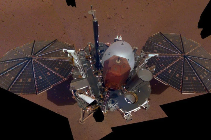 The first selfie on Mars of the InSight lander, which has run into a problem