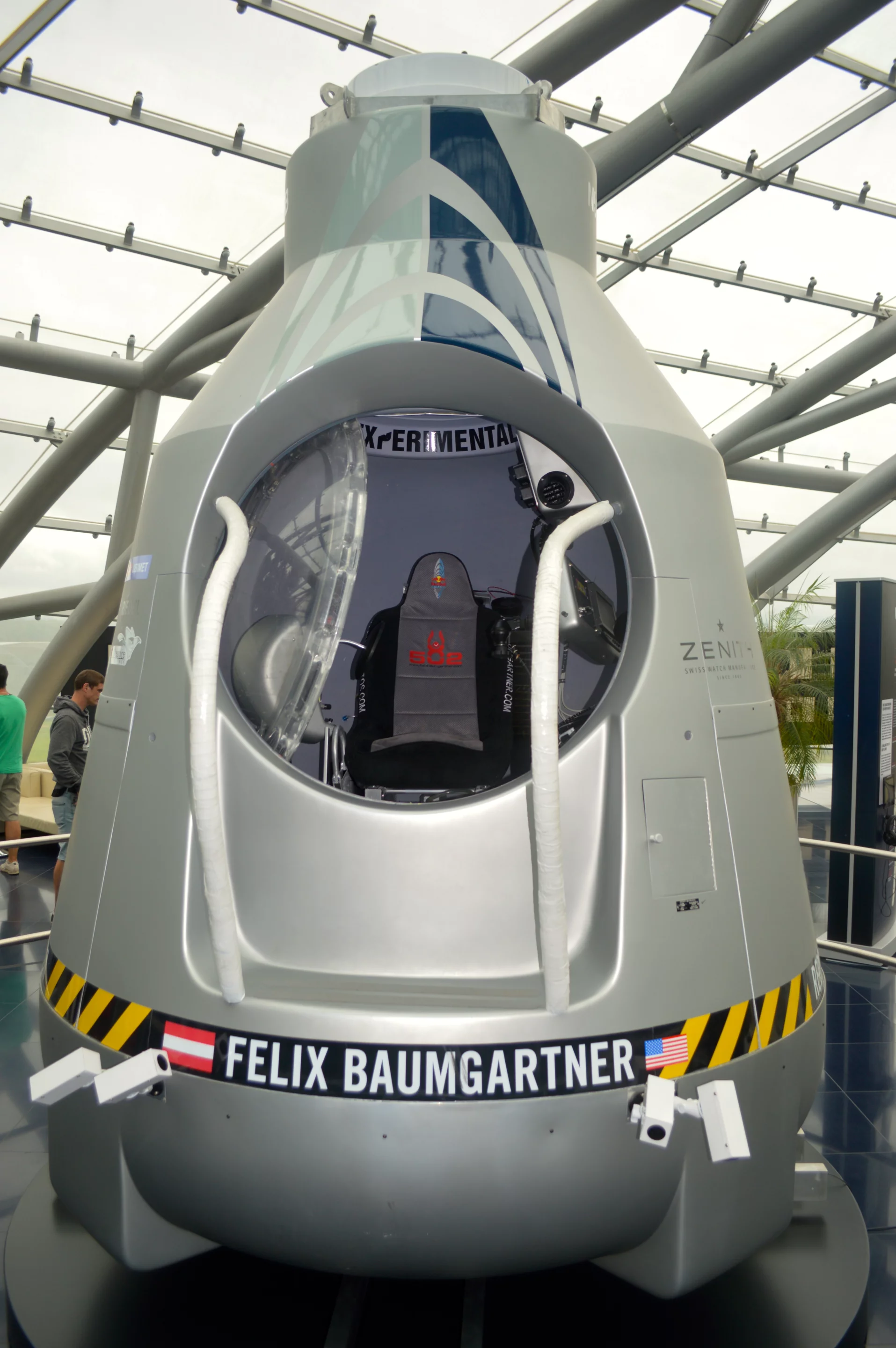 The 2,900-lb (1,315-kg) capsule dangled 150 feet (46 m) below its polyethylene helium balloon as it rose to jumping height (Photo: C.C. Weiss/Gizmag)