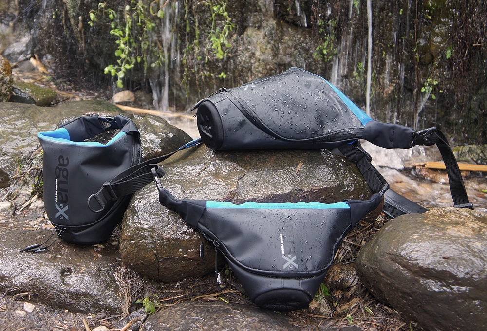 The Agua's waterproof tarpaulin outer and a padded inner layer of Neoprene and Lycra offers water resistance along with protection against impact, while at the front of the carrier there's a rigid padded lens protector